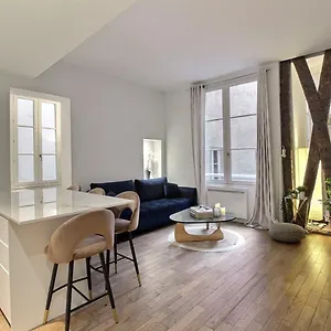 - Louvre & Rivoli Apartment
